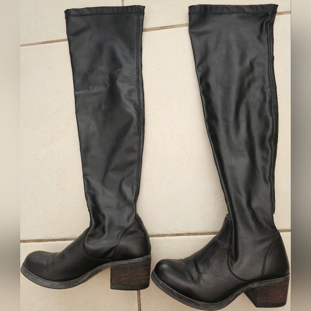 Women’s Black Knee-High Leather  Boots